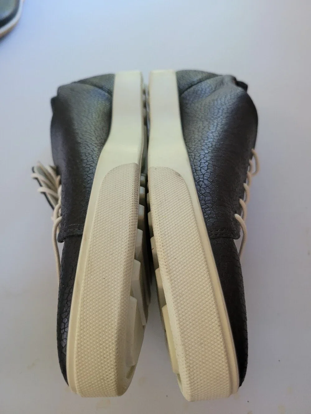 Ecco 10 Women's Black Textured Leather Sneakers with Cream Laces
